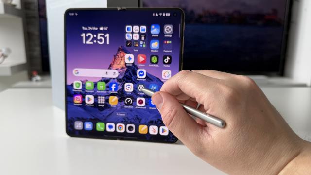<b>OPPO Find N6: Multitasking dus la extrem, cu stylus AI Pen, funcții de productivitate pentru power users</b>Interfața lui OPPO Find N6 merge pe o direcție complet diferită față de ce am văzut pe Pixel Fold sau Galaxy Z Fold de la Samsung. ColorOS 16 e aplicat peste Android 16 și nu încearcă să simplifice lucrurile, ci din contră, le extinde. OPPO a gândit