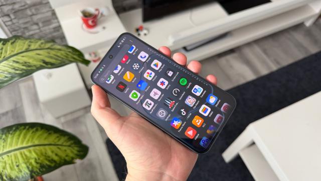 <b>OPPO A6 Pro 5G: Software, UI, aplicaţii cu un ColorOS 15 cu neaşteptat de mult AI</b>Pe partea de software, nu sunt multe de zis, telefonul rulează ColorOS 15 aplicat peste Android 15, dar cu extra topping de AI. Mă refer la faptul că ai inteligenta artificială în aplicaţia de luat notiţe, cu care poţi rescrie text