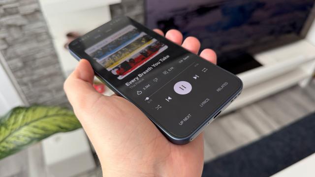 <b>OPPO A6 Pro 5G: Acustică stereo ce răsună tare mai ales la gaming</b>Devine normă ca și pe telefoanele mid-range să vedem difuzoare stereo, ceva ce bifăm și pe acest OPPO A6 Pro. Are un setup hibrid, cu difuzorul mare jos și un earpiece de convorbiri sus care preia rol de difuzor atunci când vrei