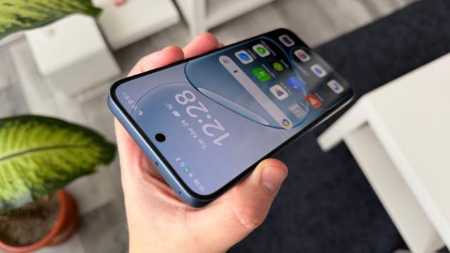 <b>OPPO A6 Pro 5G: Display cât trebuie ca diagonală, AMOLED 120Hz și luminos, priceput și la gaming</b>Dacă erai nemulțumit că nu găsești echilibrul la diagonală, poate că OPPO A6 Pro este telefonul pe care îl căutai. Acolo unde 6.3 inch poate părea prea mic pentru standardele actuale, iar 6.7, 6.9 inch deja sună uriaș, cum sună 6.57