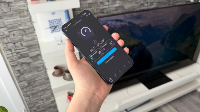 <b>OPPO A6 Pro 5G: Conectivitate 5G și WiFi cu un design de antene la 360 de grade</b>Modemul de pe OPPO A6 Pro 5G este mai modest astfel că nici suita de conectivitate nu va trezi uimire. Ne mulțumim cu WiFi 5 dual-band, Bluetooth 5.0 cu A2DP, LE, aptX HD și avem desigur și 5G. Primim port USB-C 2.0