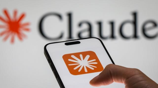 <b>Claude Code devine public printr-un source map scăpat din greșeală; Ce înseamnă asta pentru poziția Anthropic în AI</b>Anthropic se confruntă cu o problemă serioasă după ce codul sursă al Claude Code a ajuns public dintr-o eroare internă, oferind practic o radiografie completă a modului în care funcționează aplicația. Nu vorbim de modele AI sau date sensibile