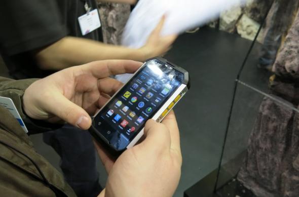 MWC 2013: Hands-on cu unul dintre cele mai rezistente smartphone-uri, construit de Caterpilar: cat_phone_15jpg.jpg