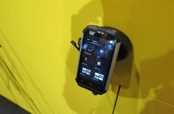 MWC 2013: Hands-on cu unul dintre cele mai rezistente smartphone-uri, construit de Caterpilar: cat_phone_11jpg.jpg