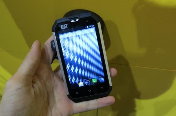 MWC 2013: Hands-on cu unul dintre cele mai rezistente smartphone-uri, construit de Caterpilar: cat_phone_04jpg.jpg