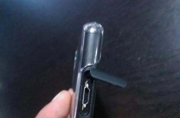 Sony Xperia Z3 sau Xperia Z3 Compact? O nouă serie de imagini hands on incerte se axează pe capacele porturilor: xperia_z3_4b.jpg