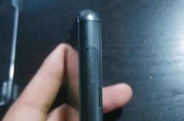 Sony Xperia Z3 sau Xperia Z3 Compact? O nouă serie de imagini hands on incerte se axează pe capacele porturilor: xperia_z3_2b.jpg
