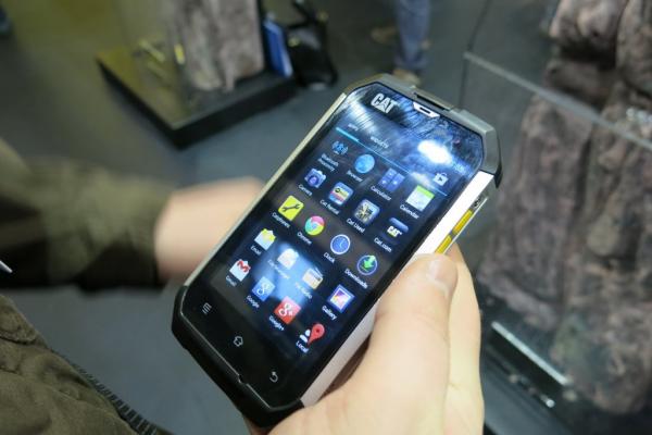 MWC 2013: Hands-on cu unul dintre cele mai rezistente smartphone-uri, construit de Caterpilar
