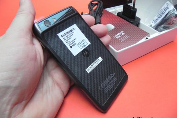 Review Motorola Droid RAZR - cel mai subțire smartphone disponibil, un pic de kevlar și un Android strălucitor (Video)