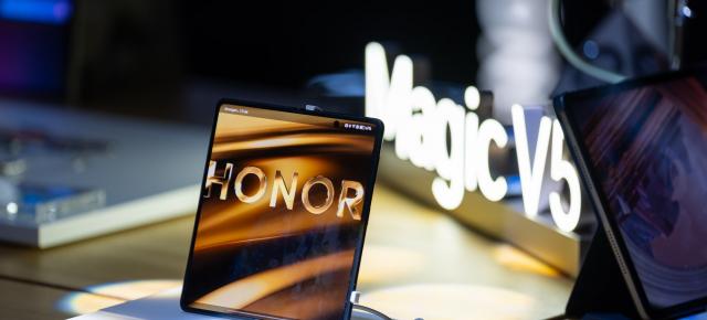 HONOR intră în campania de Black Friday cu reduceri la pliabile și flagship-uri; Magic V5 rămâne în prim-plan