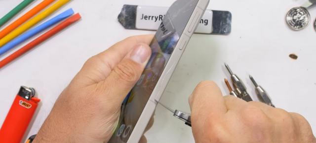 OnePlus 15 impresionează şi dezamăgeşte când e zgâriat de JerryRigEverything; Iată de ce! (Video)