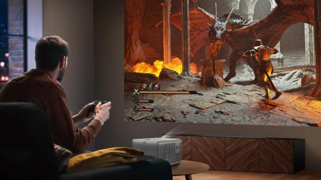 <b>E LUNI e AMAZON: Proiector inteligent Wielio cu Android 11, 4K support, 25000 lumeni și WiFi 6 – un mini-cinema la tine acasă</b>Luni vine cu descoperiri care te fac să te întrebi: „Cum de n-am cumpărat asta mai devreme?”. Azi am găsit un gadget care, sincer, ar trebui să fie în fiecare casă: Wielio Smart Projector, un proiector inteligent care îți transformă orice perete