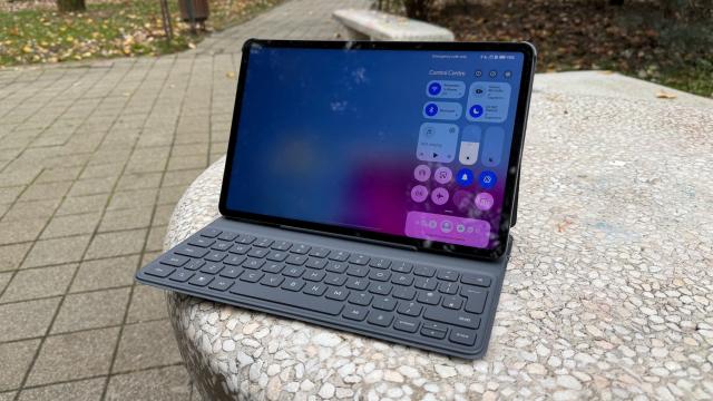 <b>HONOR Pad 10: Conectivitate 5G binevenită, se descurcă în orice situaţie</b>Am testat multe tablete în ultimii ani, dar cumva nu ajunge niciodată la mine versiunea lor cu 4G sau 5G. Ei bine, în cazul lui HONOR Pad 10 s-a întâmplat. Varianta asta celulară are şi suport pentru apeluri, dar şi pentru mesaje text. Vine cu suport WiFi