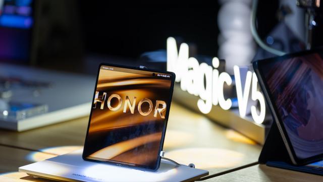 <b>HONOR intră în campania de Black Friday cu reduceri la pliabile și flagship-uri; Magic V5 rămâne în prim-plan</b>În cadrul campaniei de Black Friday, HONOR propune o serie de reduceri pentru dispozitivele sale high-end, cu accent pe modelul pliabil Magic V5. Compania susține că acest smartphone este „cel mai subțire și ușor din lume” în categoria sa, cu o grosime