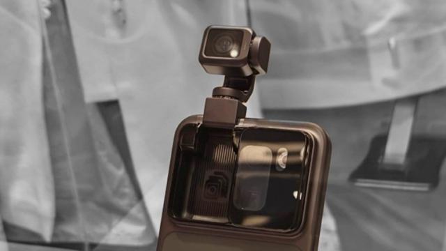 <b>Cum arată pe viu telefonul robot HONOR, concept ce integrează camera pe un braţ robotic</b>S-a scris mult despre HONOR Robot Phone, care urmează să vină la MWC 2026. El este un telefon concept, cu un braţ robotic, care ridică o cameră ce se poate orienta la o sumedenie de unghiuri. Azi îl vedem pe viu pentru prima dată