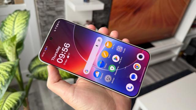 <b>OnePlus 15: OS, UI, aplicaţii - OxygenOS 16 pe Android 16: fluid, rapid, dar tot mai încărcat de AI</b>OnePlus 15 rulează Android 16 cu OxygenOS 16 aplicat peste, iar experiența rămâne una familiară fanilor brandului: Android curat, reacție excelentă la atingere, animații rapide și un UI care pare acum ceva mai lustruit vizual