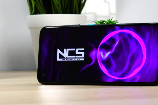 ASUS ZenFone 8: Display AMOLED E4 de calitate, pregătit pentru gaming şi Netflix