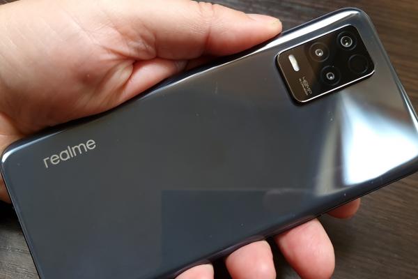 Realme 8 5G: Design solid, bine închegat, inspirat de filmele Fast & Furious