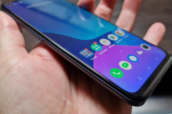 Realme 8 5G: Display pregătit pentru gaming, mai degrabă la interior