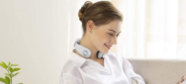 E LUNI e AMAZON: Azi vă recomandăm un dispozitiv pentru masaj cervical ușor și compact, ideal pentru orele petrecute la birou