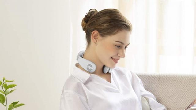 <b>E LUNI e AMAZON: Azi vă recomandăm un dispozitiv pentru masaj cervical ușor și compact, ideal pentru orele petrecute la birou</b>Astăzi am găsit pe Amazon DE un dispozitiv pentru masaj ușor și compact care poate fi controlat facil prin telecomandă. Acesta vine de la AGPTEK și este ideal când vine vorba de utilizarea la birou sau acasă, pentru relaxare. Dispozitivul oferă 5 moduri