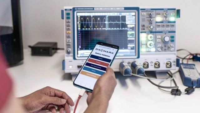 <b>DxOMark s-a apucat de testat baterii; Telefonul de pe locul întâi are autonomie de 3 zile</b>În ultimele luni DxOMark s-a transformat dintr-o organizaţie care face teste destul de relevante (uneori contestate) ale camerelor foto de pe telefoane, într-o companie care face şi teste audio şi mai nou chiar teste de baterie. În ultimele 24 de ore