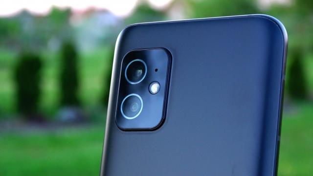 <b>ASUS Zenfone 8 review detaliat în limba română (evaluare Mobilissimo)</b>ASUS se aventura pentru prima dată în lumea telefoanelor atunci când era pionierul şi haiducul multifuncţionalelor, adică tabletelor care deveneau laptop, cu telefon inclus, cu stylus integrat şi mai aveau puţin şi aveau şi tigaie şi roata de schimb