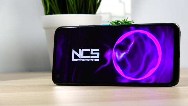 <b>ASUS ZenFone 8: Display AMOLED E4 de calitate, pregătit pentru gaming şi Netflix</b>ASUS o fi pus un ecran mai mic pe ZenFone 8, dar el întruneşte toate criteriile unui panou apreciat în 2021, atât de gameri, cât şi de fanii consumului de Netflix pe mobil. Primim un ecran de 5.9 inch AMOLED E4 produs de Samsung, cu screen to body ratio