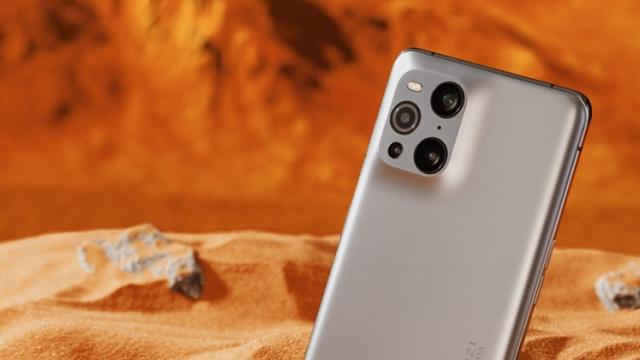 <b>Oppo Find X3 Pro Mars Exploration Edition a fost anunțat oficial; Vine într-o nouă nuanță, aduce teme exclusive și un nou mod de captură foto</b>Oppo sărbătorește astăzi aterizarea cu succes a sondei chineze Tianwen-a pe planeta Marte. Astfel, compania chineză a anunțat o ediție specială a flagship-ului Find X3 Pro, numită X3 Pro Mars Exploration Edition. Chiar dacă aceasta nu aduce nimic nou