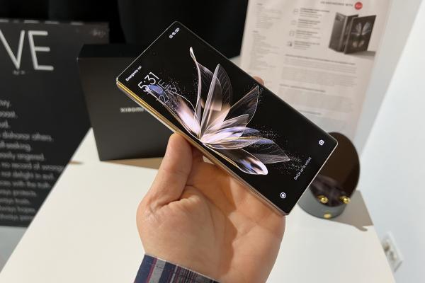 Xiaomi Mix Fold 3 va aduce cameră selfie sub ecran şi încărcare wireless la 50W