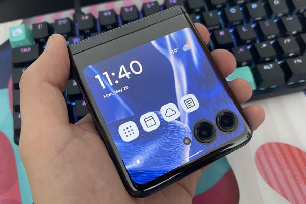 Motorola RAZR 40 Ultra Unboxing: pliabilul cu clapetă definitiv? (Video)