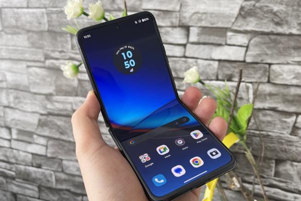 Motorola RAZR 40 Ultra: Display-uri redutabile, cel extern îşi depăşeşte condiţia