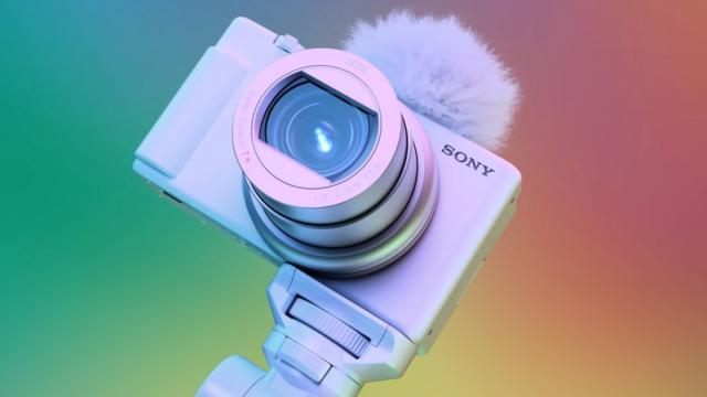 <b>Sony prezintă ZV-1 II - o nouă cameră compactă pentru vlogging; Ce are de oferit pasionaților?</b>În cazul în care pasiunea ta este vlogging-ul și vrei să îți ridici o afacere de acest tip pe YouTube, ai nevoie și de o cameră pe măsură, un upgrade binevenit pentru telefon. Ai putea alege Sony ZV-1 II, o nouă cameră de vlogging ce pune