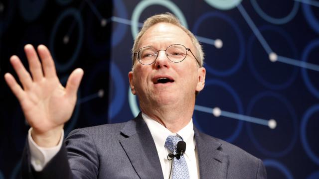 <b>"AI-ul ar putea ucide sau răni oameni" - fostul CEO Google, Eric Schmidt</b>Parcă săptămânal mai apare o minte luminată din tech care ne avertizează cu privire la pericolele puse de AI asupra vieţilor noastre. De această dată e rândul lui Eric Schmidt, fost CEO Google să ofere o avertizare care se duce dincolo de spusele 