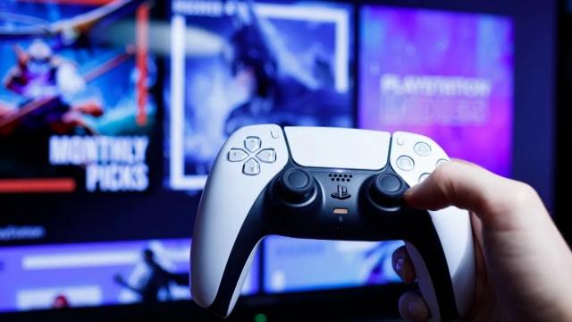 <b>Sony are probleme în România: Ar fi profitat de poziția sa dominantă pe piața jocurilor dedicate consolelor PlayStation</b>Consolele PlayStation sunt foarte populare în România. O bună perioadă de timp stocurile de PS5 au fost limitate, românii reușind cu greu să cumpere o astfel de consolă. Deși lucrurile s-au redresat acum, Sony întâmpină probleme pe piața locală