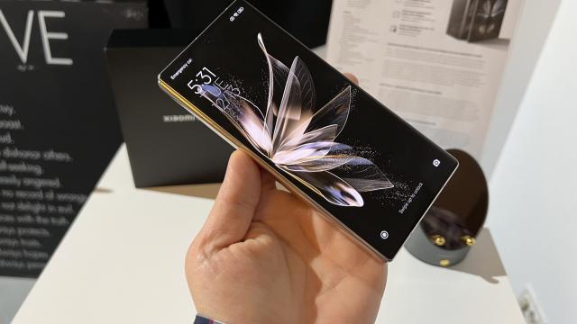 <b>Xiaomi Mix Fold 3 va aduce cameră selfie sub ecran şi încărcare wireless la 50W</b>Xiaomi e gata să ne ofere un nou model de telefon pliabil Mix Fold, după cel care a fost prezentat în decembrie 2022 în România. Xiaomi Mix Fold 3 îşi dezvăluie câteva dotări azi şi se pare că va aduce o cameră sub ecran şi încărcare wireless
