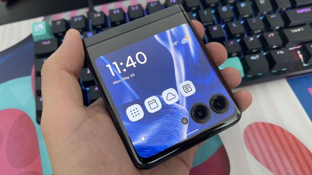 <b>Motorola RAZR 40 Ultra Unboxing: pliabilul cu clapetă definitiv? (Video)</b>La 50 de ani de la efectuarea primului apel telefonic de pe un telefon mobil, un Motorola, iată-ne asistând la o evoluţie sau chiar revoluţie a paradigmei telefonului pliabil. Sau mai bine zis a celui pliabil cu clapetă. Odată cu sosirea lui Motorola 