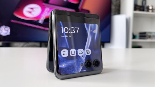 <b>Motorola RAZR 40 Ultra review detaliat în limba română (Evaluare Mobilissimo)</b>Motorola a ajuns la a patra generaţie de telefoane pliabile şi alege în continuare să nu abordeze segmentul "Fold", ci să perfecţioneze formatul "flip". În acelaşi timp ne oferă o familie de telefoane pliabile cu clapeta, Moto RAZR 40, care îl include