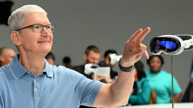 <b>Apple Vision Pro e prea scump? Compania ar pregăti un computer spațial mai accesibil, care va sosi spre finalul anului 2025</b>Unul dintre cele mai scumpe produse lansate de către Apple a sosit săptămâna trecută, în cadrul evenimentului WWDC 2023. Este vorba despre dispozitivul Apple Spatial Pro, un „computer spațial”, după cum îl numește compania. El are un preț de 3500 de USD