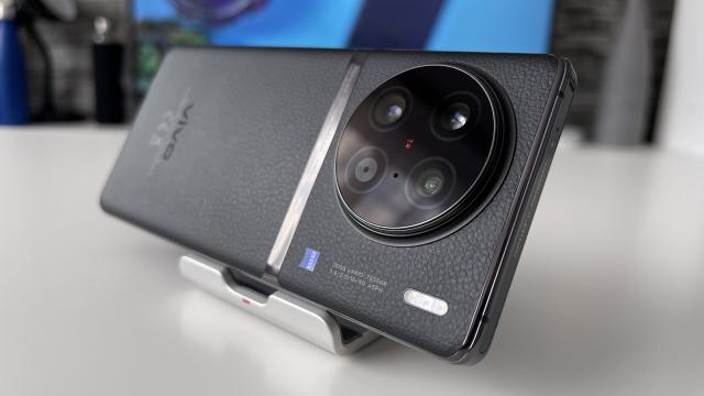 <b>vivo X100 va fi un cameraphone redutabil, iar specificaţiile sale au ajuns pe web</b>vivo lucrează la seria X100 de ceva vreme şi se pare că vom avea un cameraphone redutabil în această serie. Va include modelele X100, X100 Pro şi X100 Pro+, iar specificaţii aflaţi mai jos

