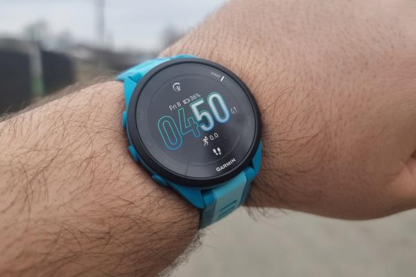 Cât de bun este Garmin Forerunner 165 Music? Smartwatch-ul pentru alergare cu stocare pentru a asculta muzica preferată oriunde