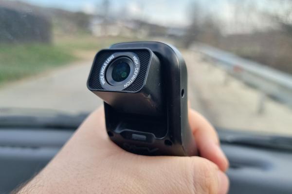 Prezentare Mio MiVue J756DS - Cameră auto discretă cu GPS, Mod Parcare, ce filmează la calitate Full HD