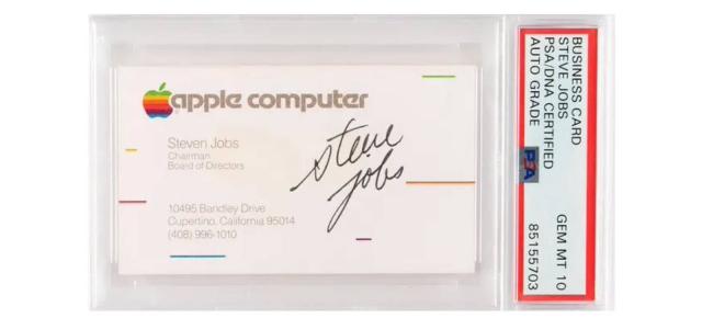O carte de vizită semnată de Steve Jobs a adus o sumă impresionantă la licitație