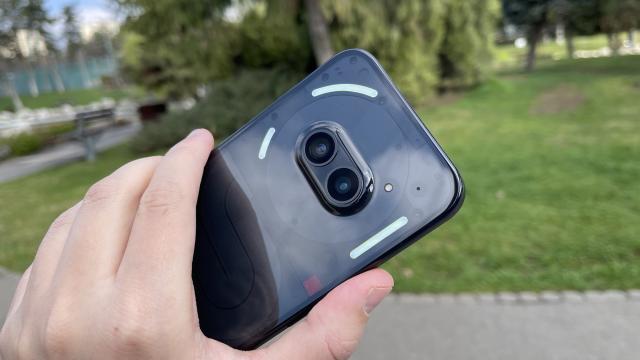 <b>Nothing Phone (2a) review detaliat în limba română (Evaluare Mobilissimo)</b>Compania Nothing se bucură de succes pe piața smartphone globală astfel că 2024 este primul an în care vom vedea două sau poate mai multe telefoane lansate în magazine, asta după ce în 2022 și 2023 am primit doar câte 