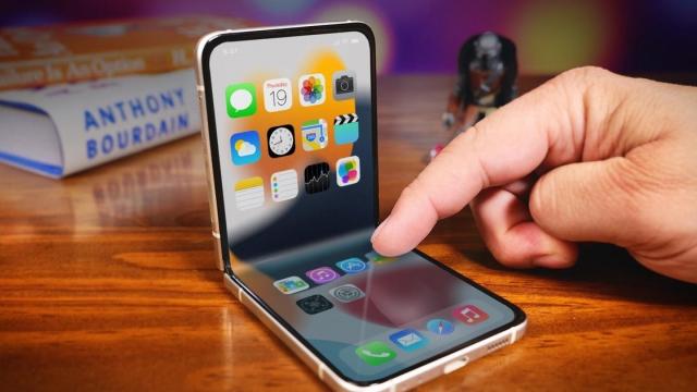<b>Apple amână lansarea primul iPhone pliabil; Debutul ar putea avea loc abia la începutul anului 2027</b>Am auzit multe zvonuri cu privire la un iPhone pliabil. E clar că Apple se gândește să intre și pe această nișă, doar că producătorul dorește ca tehnologia să fie cât mai „finisată”, înainte de a o integra într-unul dintre produsele sale. În trecut