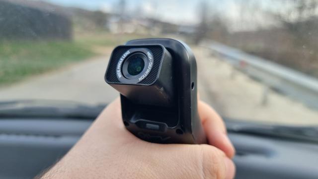 <b>Prezentare Mio MiVue J756DS - Cameră auto discretă cu GPS, Mod Parcare, ce filmează la calitate Full HD</b>Pentru prima dată pe masa mea de teste iată că a sosit o cameră auto din partea celor de la Mio. E vorba despre modelul MiVue J756DS, o variantă duală ce aduce GPS, Mod Parcare și poate fi integrată discret în mașină, fiind destul de compactă