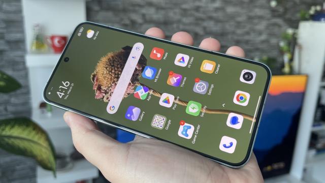 <b>Xiaomi 14: OS, UI, aplicaţii cu un nou început - HyperOS în loc de MIUI</b>Xiaomi 14 este primul cu noul HyperOS la bord, interfaţa custom aplicată peste Android 14 în loc de MIUI. Are un lockscreen personalizabil cu fonturi, wallpaper, widgeturi în stil iOS. E foarte arătos, are şi Always On Display, iar partea cu Magazine