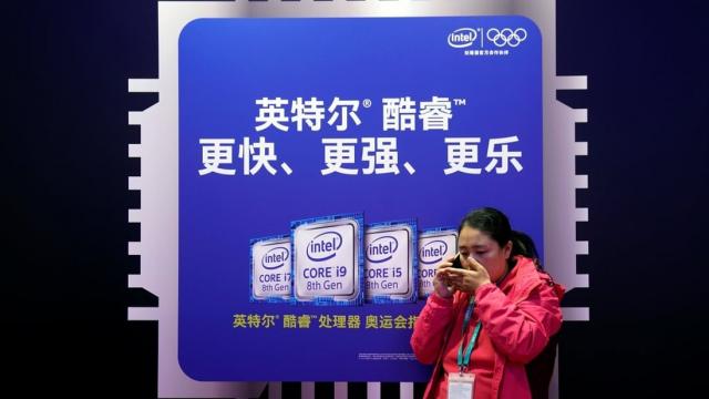 <b>China se îndepărtează de cipurile Intel și AMD pentru computerele guvernamentale</b>China face o schimbare majoră în tehnologia folosită de guvern, alegând să nu mai folosească cipurile Intel și AMD în computerele și serverele oficiale. Această decizie nu se limitează doar la hardware; și sistemul de operare Windows, împreună cu alte..