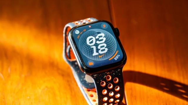<b>De ce nu poate fi conectat Apple Watch la smartphone-uri Android? Compania dezvăluie motivele</b>Primul Apple Watch a debutat spre finalul anului 2016. Destul de târziu, având în vedere că pe piață existau deja smartwatch-uri care rulau WearOS by Google în acel moment. Mulți s-au întrebat de-a lungul timpului de ce smartwatch-ul celor de la Apple