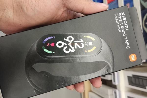 Brățara fitness Xiaomi Smart Band 7 NFC apare fotografiată în magazin, înaintea lansării de mâine